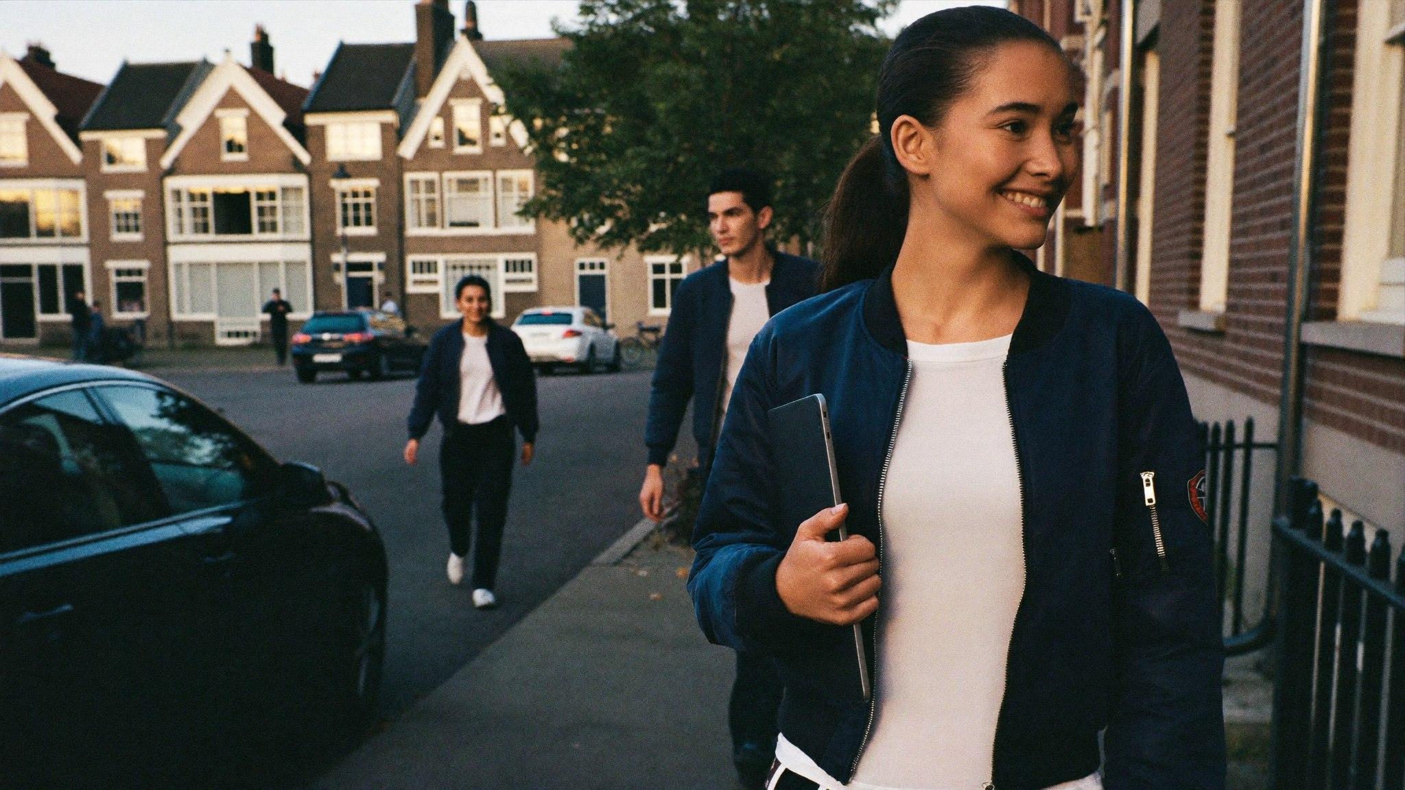 Sales professional van Zeker Sales in gesprek tijdens een campagne